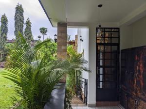 una casa con una palmera delante de una puerta en Mama Africa Killi Villa, en Moshi