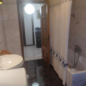 Almese的住宿－Casa Jesus，浴室配有卫生间、盥洗盆和浴缸。