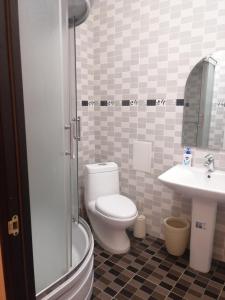 uma casa de banho com um WC e um lavatório em Северное Сияние 41 этаж 01 em Astana