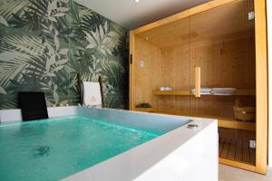 un bagno con una grande vasca in una stanza di Parco dei Principi - Resort & Spa a Torre San Giovanni Ugento