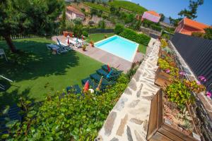 an aerial view of a backyard with a swimming pool at Quinta da Pitarrela in Peso da Régua