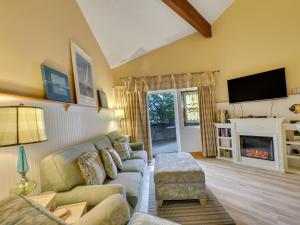 un soggiorno con divano e camino di 202 Pointes North Inn a Charlevoix