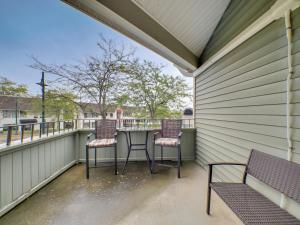 un patio con due sedie e un tavolo su un balcone di 202 Pointes North Inn a Charlevoix