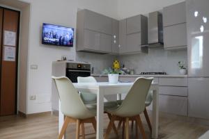 una cucina con tavolo e sedie bianchi di Anna’s Home a Pompei