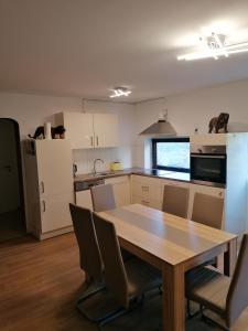 レンゲリッヒにあるGemütliche Wohnung auf 2 Etagenのキッチン(木製のテーブル、椅子付)