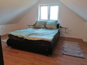 a bed in a room with a window at Gemütliche Wohnung auf 2 Etagen in Lengerich