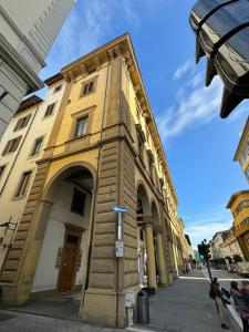 a building on a street with a street sign in front at Casa i Portici in Arezzo