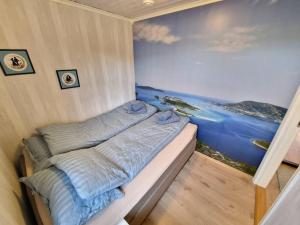 Ένα ή περισσότερα κρεβάτια σε δωμάτιο στο Hytte i Tromsø, Brensholmen
