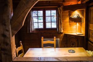 a dining room with a wooden table in a cabin at Les Greniers du Mont Blanc in Passy