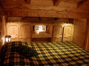パッシーにあるLes Greniers du Mont Blancのログキャビン内のベッドルーム1室