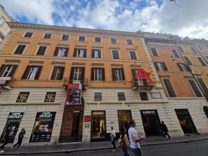 een gebouw op een straat waar mensen voor lopen bij Corso Suite Style in Rome