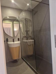 Un baño de Corso Suite Style 57 fotos más