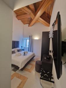 een slaapkamer met een bed en een tv in een kamer bij Corso Suite Style in Rome