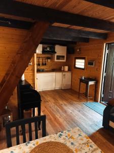 a kitchen and living room in a log cabin at Domek pod śnieżką 1 in Karpacz