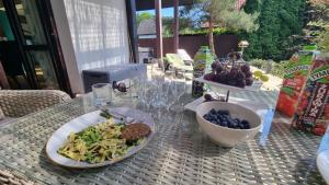 een tafel met een bord eten en een kom druiven bij Emerald Spa Guest house in Krakau
