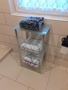 een plank met handdoeken in de badkamer bij Ferienwohnung Tina in Wunstorf