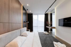 uma sala de estar com um sofá e uma televisão em Luxury Apartments BUDAPEST em Uzhhorod