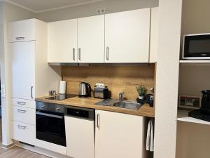 A kitchen or kitchenette at Charming Homes - Studio 16
