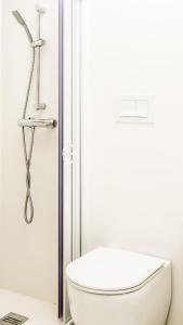 uma casa de banho com um WC branco e um chuveiro em Catalina Suites Apartments Downtown Valencia em Valência