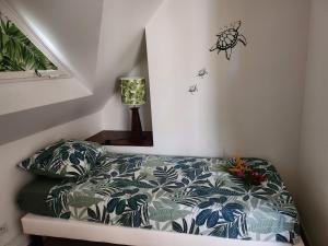 - une chambre avec un lit, une lampe et une table dans l'établissement Ti Coco Luce résidence Pierre&Vacances, à Sainte-Luce