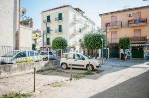 アシェーアにあるCasa Vacanze Nonna Rosaria al centro di Ascea Marinaの建物前に駐車した白車