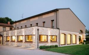 a large building with a lot of windows at Tenuta Albertini in Zevio