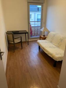 a bedroom with a desk and a bed and a table at Appartement 3 pièces AlfortVille Centre in Alfortville