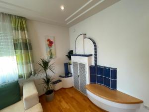 ein Bad mit einer Badewanne in einem Zimmer in der Unterkunft Moderne Wohnung in LKH Nähe in Graz