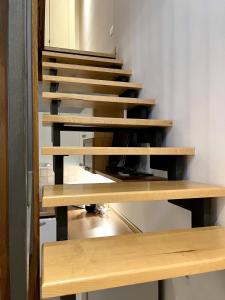 una rampa di scale in legno in una camera di Casetta Ines, your stay in the city center a Viterbo