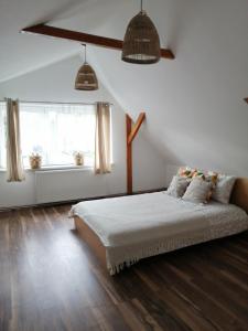 um quarto com uma cama e duas luzes pendentes em Sielskie Klimaty em Marcinowice