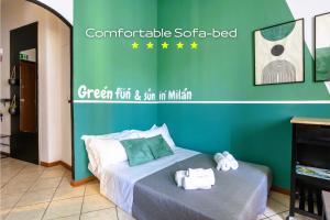 Un dormitorio verde con una cama con toallas. en Wonderful Double Rooms - Comfort in CityLife - near METRO - FREE PARKING en Milán
