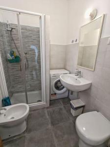 y baño con aseo, lavabo y ducha. en SyrakaHost Intero appartamento, en Roma