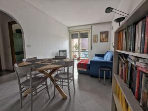 sala de estar con mesa, sillas y sofá en SyrakaHost Intero appartamento, en Roma