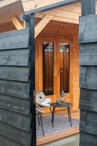 a small patio with a table in front of a building at Logeren in Veere in Veere