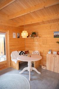 Habitación de madera con mesa y cama en Logeren in Veere en Veere