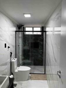 Salle de bains dans l'établissement Apartamento Centro Blumenau - OBS Garagem para carros de passeio