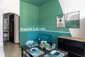 comedor con mesa y pared azul en Wonderful Double Rooms - Comfort in CityLife - near METRO - FREE PARKING en Milán