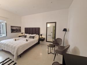 een slaapkamer met een groot bed en een spiegel bij Corso Suite Style in Rome