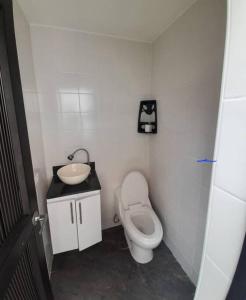 La petite salle de bains est pourvue de toilettes et d'un lavabo. dans l'établissement Casa Campestre con piscina, à San Jerónimo