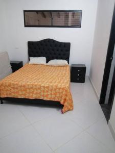 - une chambre avec un lit et une couverture orange dans l'établissement Casa Campestre con piscina, à San Jerónimo