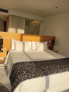 łóżko w pokoju hotelowym z dużym białym łóżkiem w obiekcie Hotel Nacional Rio de Janeiro w mieście Rio de Janeiro
