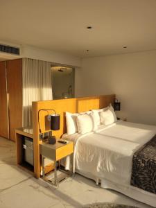 sypialnia z dużym łóżkiem i stolikiem nocnym w obiekcie Hotel Nacional Rio de Janeiro w mieście Rio de Janeiro