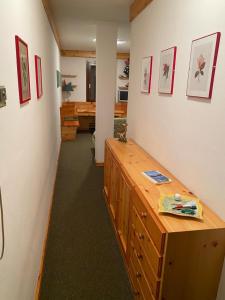 a hallway with a wooden desk in a room at Bilocale ad un passo dalle piste in Madonna di Campiglio