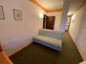 a small room with a bench in a room at Bilocale ad un passo dalle piste in Madonna di Campiglio