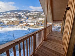 穆勞附近聖格奧爾根的住宿－Woody 17，从雪舱的阳台上可欣赏到风景