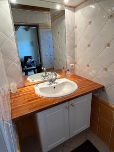 y baño con lavabo y espejo. en Lavande, en Gourdon-en-quercy