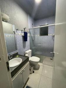 a bathroom with a sink and a toilet and a shower at Casa confortável p/13/14/18 pessoas c 4/5/6 suítes in Belo Horizonte