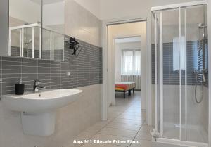 bagno con lavandino e doccia di 3V apartments Bardolino a Bardolino