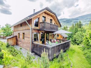 una casa de madera con terraza amueblada en Woody 9, en Sankt Lorenzen ob Murau