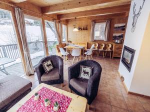 sala de estar con mesa y sillas en Woody 9, en Sankt Lorenzen ob Murau